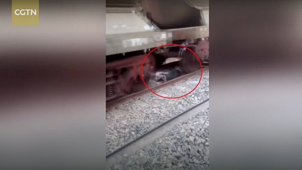 Βίντεο: Πέρασε από πάνω του φορτηγό τρένο και επέζησε